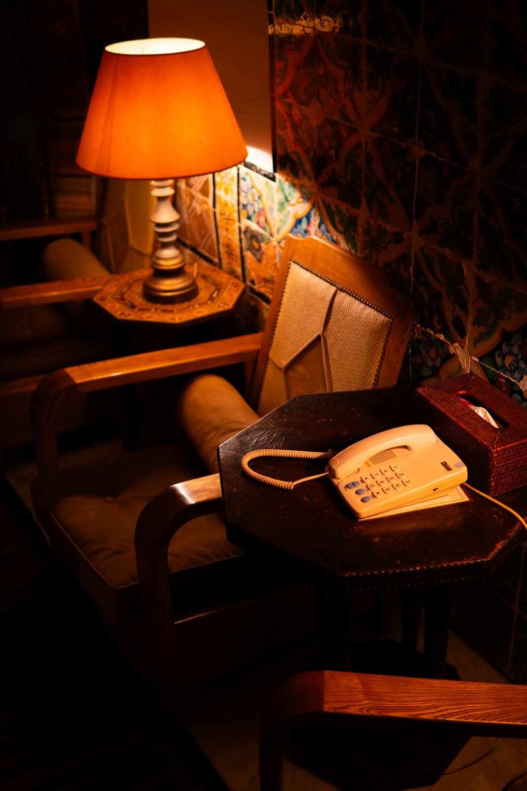 Coin lecture à la lampe d'ambre et téléphone ancien