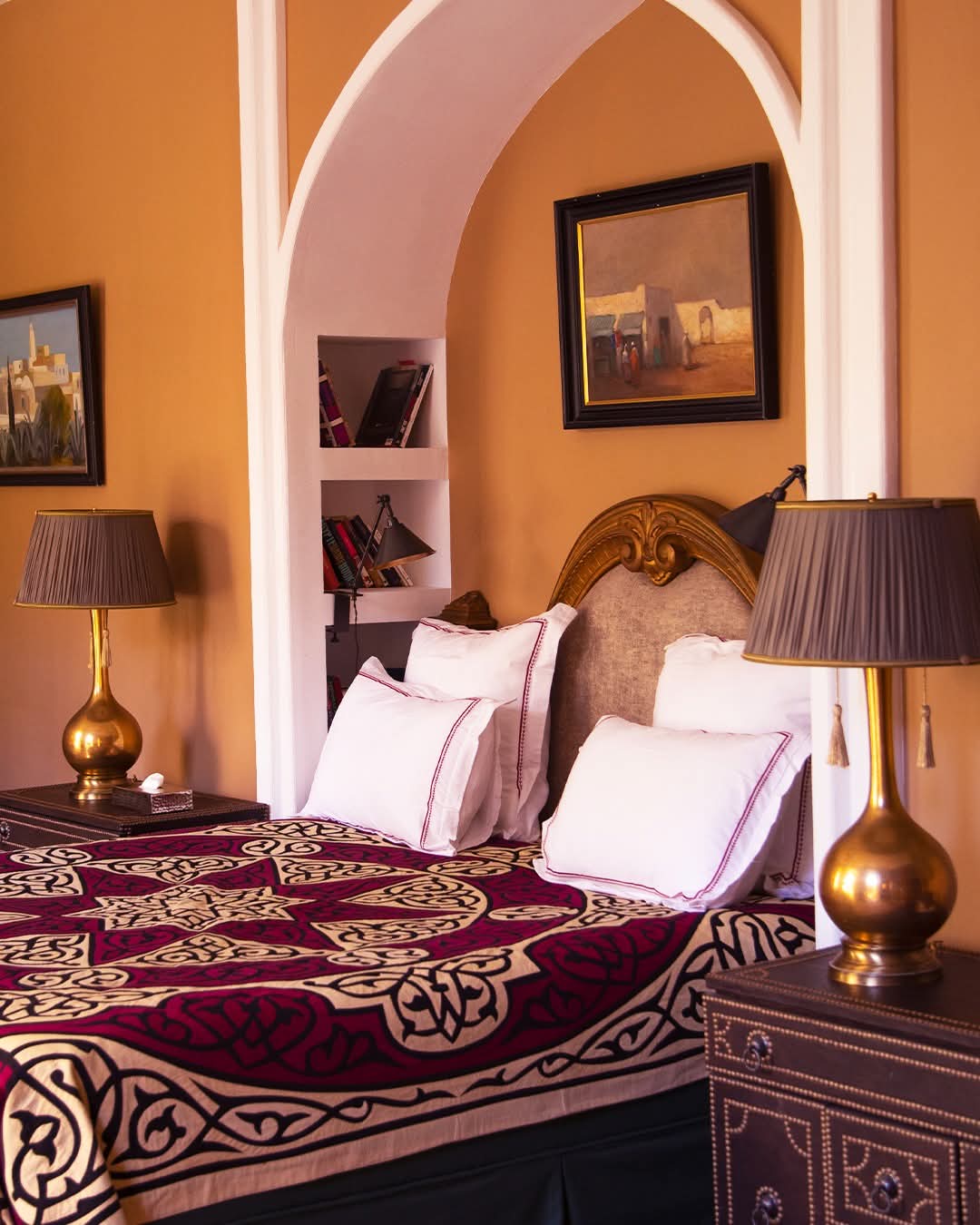 Chambre jaune aux lampes de laiton